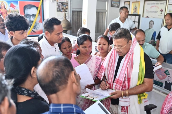 Minister Bimal Borah interacting with residents of Tingkhang constituency .