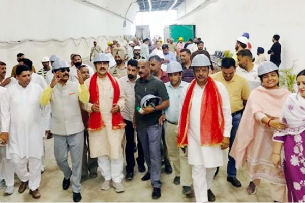 Jugal visits Sohal-Sungal; honours Praja Parishad veterans, prominent citizens