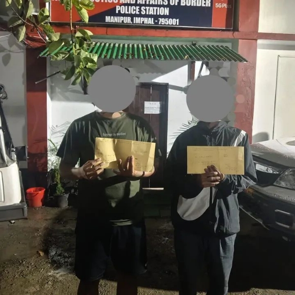 मणिपुर में बरामद मादक पदार्थों के साथ गिरफ्तार आरोपित की तस्वीर। मणिपुर में बरामद मादक पदार्थों के साथ गिरफ्तार आरोपित की तस्वीर।