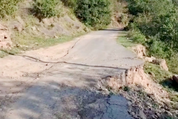 Thanda Pani-Bravi road left in dilapidated condition