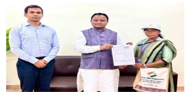 Odisha CM Participates in SIR-2026, Fills Enumeration Form to Promote Voter Awareness