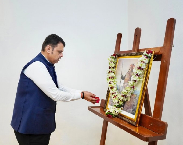 CM Devendra Fadnavis humbly offered floral tributes to Maharana Pratap