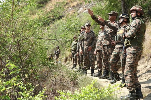 GOC Of White Knight Corps Reviews Security Scenario Along LoC
