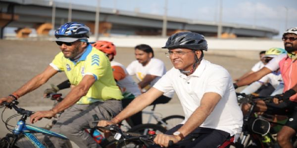 Fit India Cyclothon 'Cycling by the Sea' Held in Mumbai, Sports Minister Mandaviya Leads the Ride