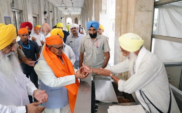 Governor Gulab Chand Kataria taking parsad