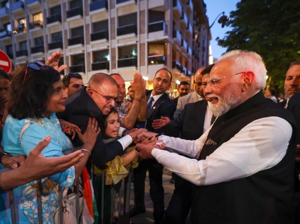 PM Modi Receives Warm Welcome from Indian Diaspora in Paris PM Modi Receives Warm Welcome from Indian Diaspora in Paris
