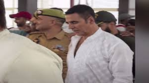 Bollywood Actor Akshay Kumar Offers Prayers At Shri Mata Vaishno Devi Shrine