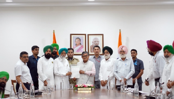 farmers Submiting Memorandum to Punjab Governor