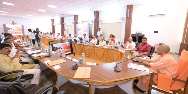 Chief Minister Yogi reviewed the projects