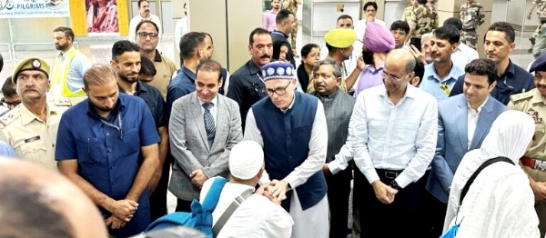 First Batch Of J&K Haj Pilgrims Returns To Srinagar; Received By CM Abdullah At Airport
