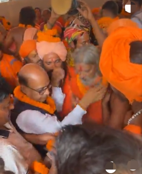 नागा साधुओं के साथ कामाख्या मंदिर तक पदयात्रा में शामिल विधायक विजय गुप्ता की तस्वीर।