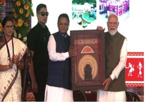 CM Majhi welcoming PM Modi