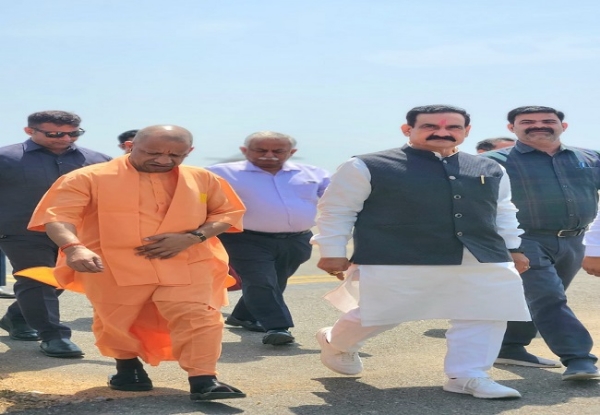 . Former Madhya Pradesh Home Minister Narottam Mishra welcomed Chief Minister Yogi