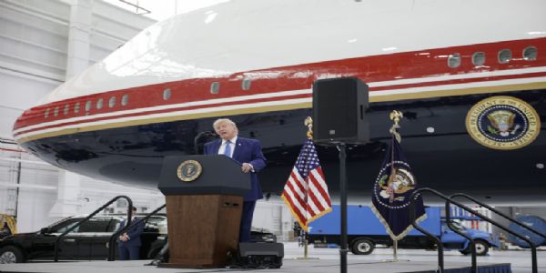 Trump Unveils ‘Flying White House’ as Qatar’s Gift Draws Global Attention