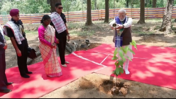 President Droupadi Murmu,PM Narendra Modi Offer Prayers at Pahadpur Sacred Sites
