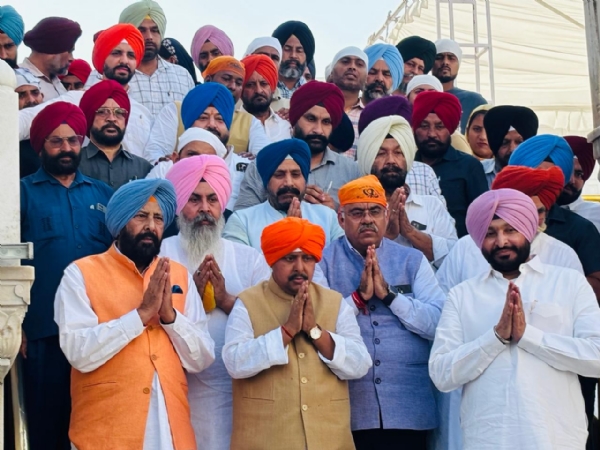 ਦਰਬਾਰ ਸਾਹਿਬ ਨਤਮਸਤਕ ਹੁੰਦੇ ਹੋਏ ਭਾਜਪਾ ਦੇ ਕੌਮੀ ਪ੍ਰਧਾਨ ਨਿਤਿਨ ਨਬੀਨ ਤੇ ਹੋਰ ਸੀਨੀਅਰ ਭਾਜਪਾ ਆਗੂ।