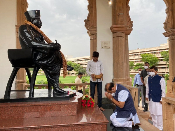 CM Himanta Biswa Sarma Paying Tribute to Dr. Hedgewar on His Death Anniversary.