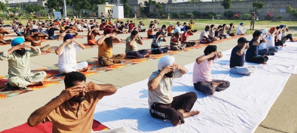 ਯੋਗਾ ਕਰਦੇ ਹੋਏ ਜੇਲ੍ਹ ਪ੍ਰਸ਼ਾਸਨ ਤੇ ਬੰਦੀ।