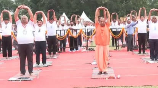 CM joined by thousands of enthusiastic participants on Yoga Day event at Jhansi
