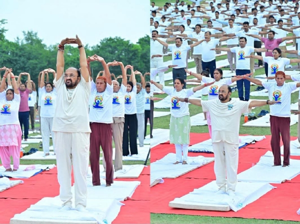 Higher Education Minister performed group yoga practice at Firozabad Police Line Ground on 12th International Yoga Day