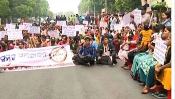 Hundreds of Swasthya Mitras Protest in Bhubaneswar