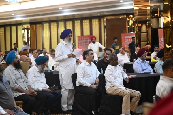 भाजपा नेतृत्व के सामने अपनी समस्याएं रखते उद्योगपति। भाजपा नेतृत्व के सामने अपनी समस्याएं रखते उद्योगपति।
