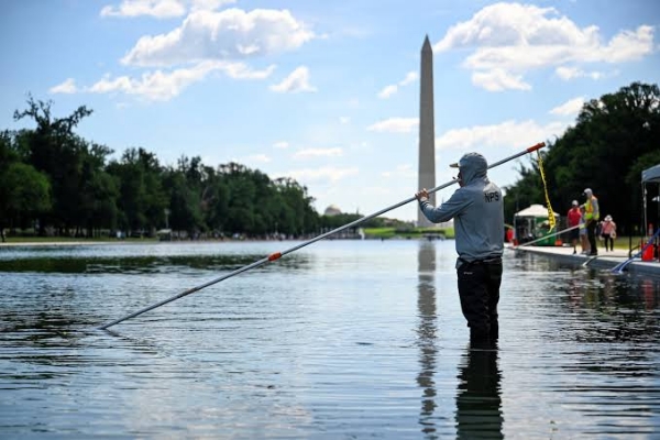 Trump Warns of 10-Year Jail Term for Vandalism at Lincoln Memorial Reflecting Pool Trump Warns of 10-Year Jail Term for Vandalism at Lincoln Memorial Reflecting Pool