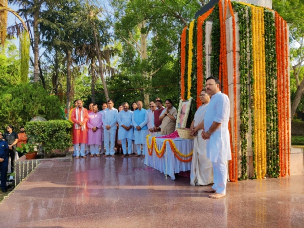Delhi Chief Minister Rekha Gupta, along with Delhi BJP President, the Mayor, MLAs, and councillors, pays tribute to Dr. Syama Prasad Mookerjee.