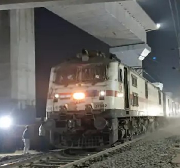 Rail traffic restored on busiest Ahmedabad-Mumbai railway route after 30 hours Rail traffic restored on busiest Ahmedabad-Mumbai railway route after 30 hours