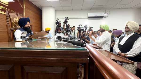 ਚੇਅਰਮੈਨ ਜਸਵੀਰ ਸਿੰਘ ਗੜ੍ਹੀ ਅੱਗੇ ਪੇਸ਼ ਹੁੰਦੇ ਹੋਏ ਰਵਨੀਤ ਬਿੱਟੂ। ਚੇਅਰਮੈਨ ਜਸਵੀਰ ਸਿੰਘ ਗੜ੍ਹੀ ਅੱਗੇ ਪੇਸ਼ ਹੁੰਦੇ ਹੋਏ ਰਵਨੀਤ ਬਿੱਟੂ।
