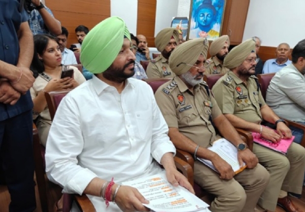 Union Minister of State Ravneet Singh Bittu at SC Commission