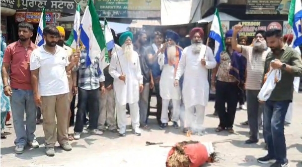 ਹੁਸ਼ਿਆਰਪੁਰ ਵਿੱਚ ਭਾਜਪਾ ਦਫ਼ਤਰ ਅੱਗੇ ਰੋਸ ਪ੍ਰਦਰਸ਼ਨ ਕਰਦੇ ਹੋਏ ਕਿਸਾਨ। ਹੁਸ਼ਿਆਰਪੁਰ ਵਿੱਚ ਭਾਜਪਾ ਦਫ਼ਤਰ ਅੱਗੇ ਰੋਸ ਪ੍ਰਦਰਸ਼ਨ ਕਰਦੇ ਹੋਏ ਕਿਸਾਨ।