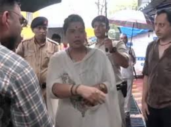 Mumbai Mayor Ritu Tawde undertook a direct visit of flooded areas Mumbai Mayor Ritu Tawde undertook a direct visit of flooded areas