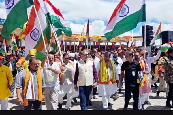 HP Governor Kavinder takes part in Sindhu Kumbh in Leh