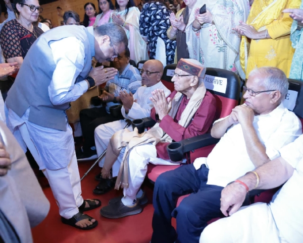 ਕੇਂਦਰੀ ਮੰਤਰੀ ਧਰਮਿੰਦਰ ਪ੍ਰਧਾਨ ਐਮਰਜੈਂਸੀ ਦੌਰਾਨ ਕੈਦ ਹੋਏ ਲੋਕਾਂ ਦਾ ਸਨਮਾਨ ਕਰਦੇ ਹੋਏ।