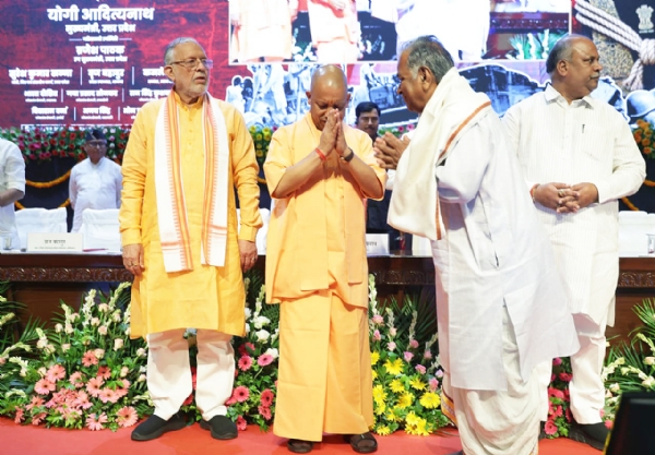 Yogi felicitates Loktantra Senanis (democracy fighters)