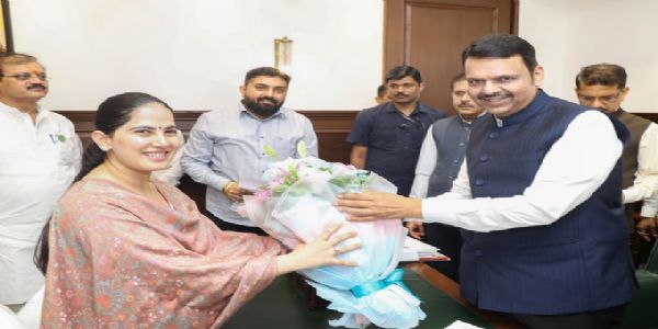 Kathavachak Jaya Kishori pays courtesy visit to M’rashtra CM
