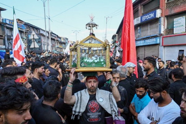 Thousands join 8th Muharram procession in Srinagar