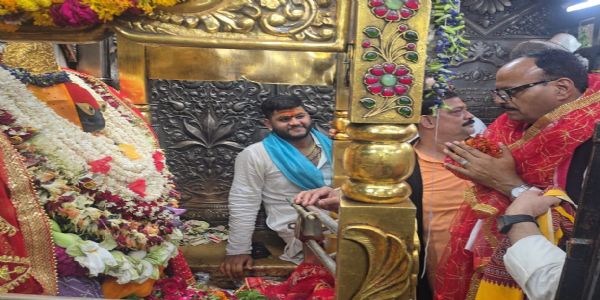 UP Dy CM pays obeisance at Maa Vindhyavasini, prays for happiness and prosperity of state