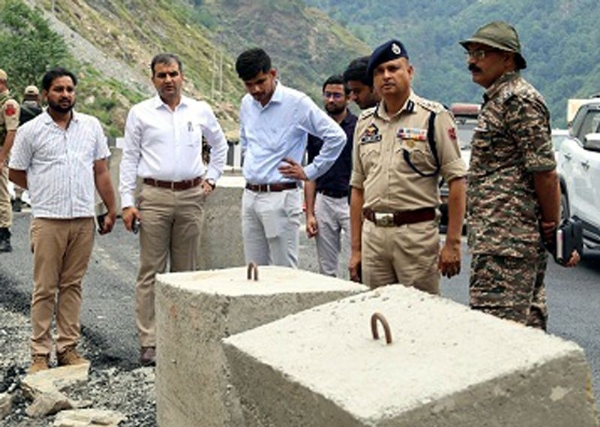DC Ramban inspects Yatra arrangements, NH-44 tunnel