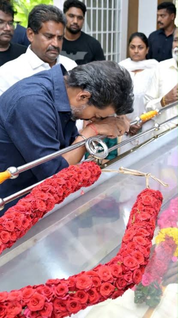 Vijay paying tributes to Bhagyaraj