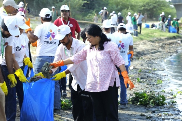 Chief Minister Rekha Gupta participates in a cleanliness drive under the Yamuna Ghat Cleanliness Campaign at Chilla Village on Sunday.