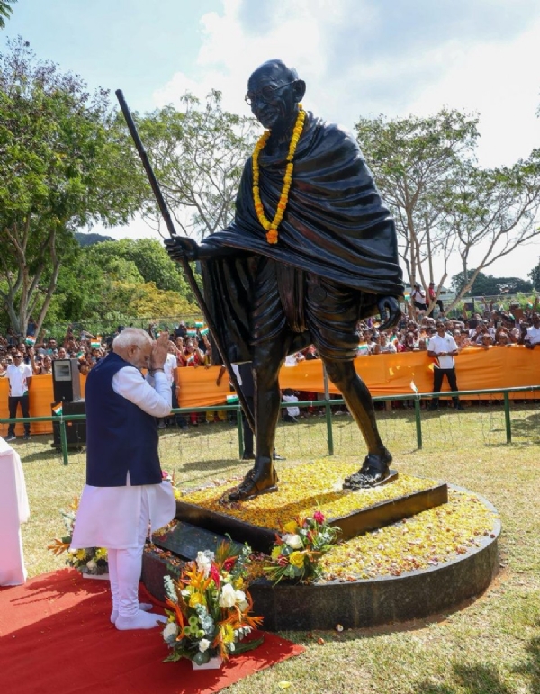PM Modi Honours Mahatma Gandhi in Victoria