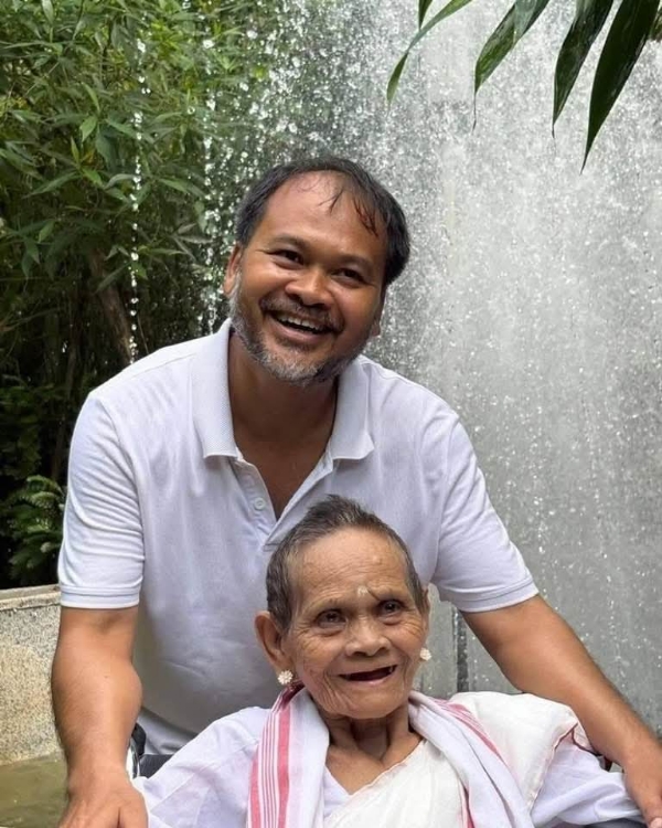 Image of the MLA Akhil Gogoi with his Mother Priyada Gogoi.