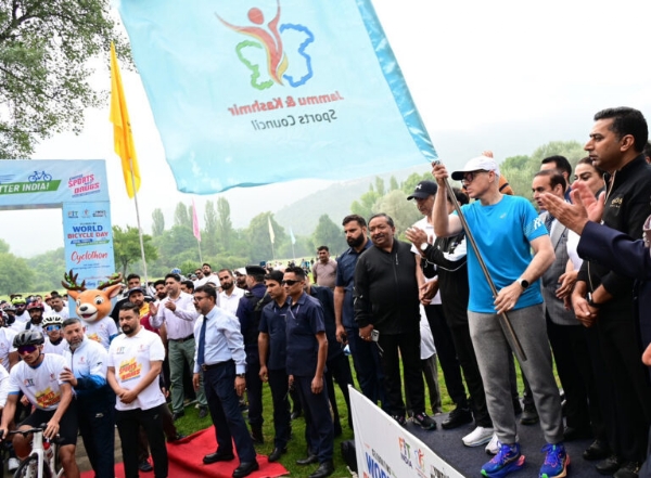 CM Omar Abdullah Flags Off Cyclothon To Mark World Bicycle Day