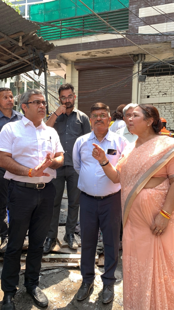 Standing Committee Chair Satya Sharma Visits Malviya Nagar Fire Site with MCD Commissioner Standing Committee Chair Satya Sharma Visits Malviya Nagar Fire Site with MCD Commissioner