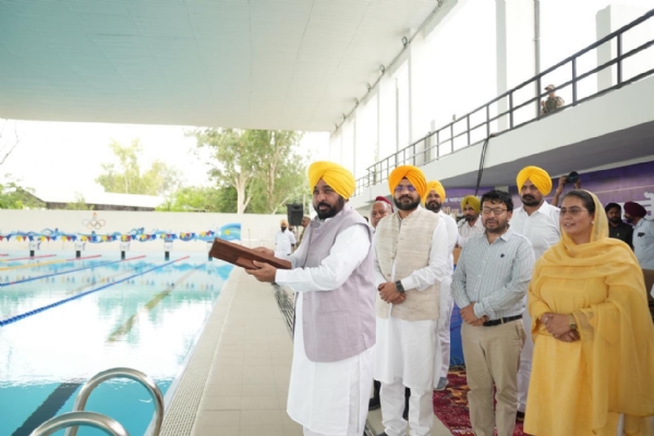 ਸਵਿਮਿੰਗ ਪੂਲ ਦਾ ਉਦਘਾਟਨ ਕਰਨ ਮੌਕੇ ਮੁੱਖ ਮੰਤਰੀ ਭਗਵੰਤ ਸਿੰਘ ਮਾਨ।