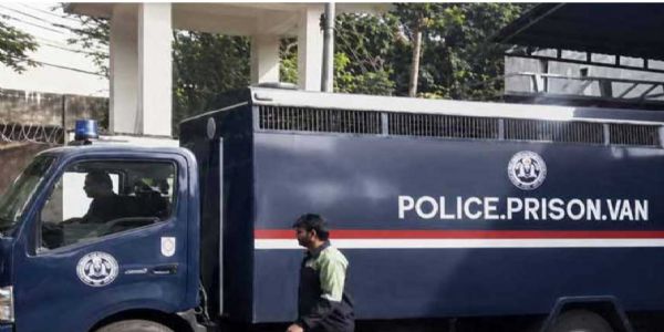 Prisoners Throw Chilli Powder at Guards, 14 Escape from Jail Van in Rawalpindi; Four Recaptured