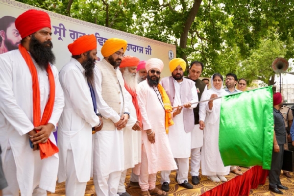 ਬੱਸਾਂ ਰਵਾਨਾ ਕਰਦੇ ਹੋਏ ਮੁੱਖ ਮੰਤਰੀ ਭਗਵੰਤ ਸਿੰਘ ਮਾਨ।