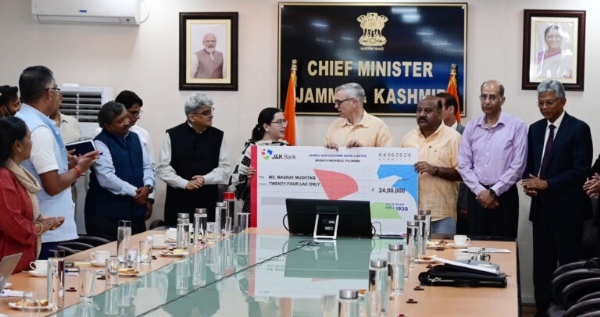 CM Omar Hands Over Disbursal Letters Worth ₹1.12 Crore To 6 Beneficiaries Under Mission Yuva